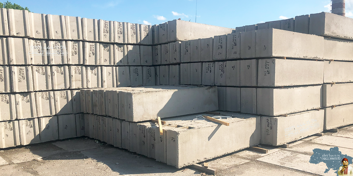 фундаментні блоки - це залізобетонні вироби для створення фундаментів, підвалів тощо для будівель різного типу