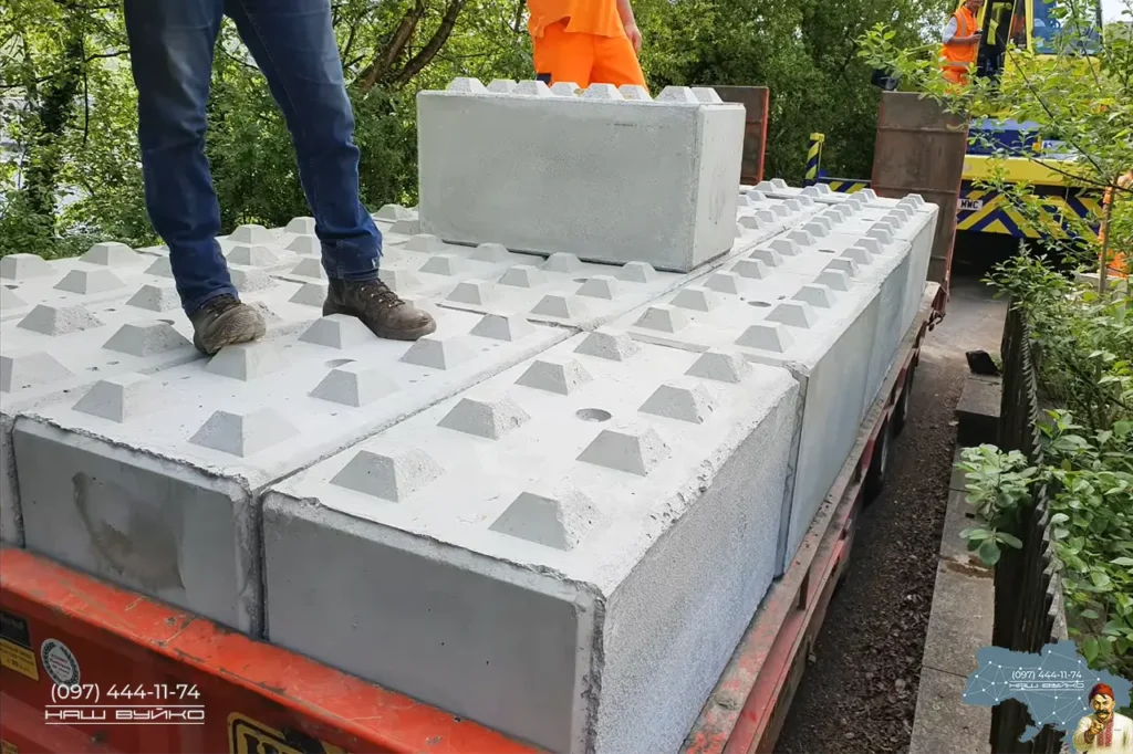 модульні блоки лб доставляються автоманіпулятором та фурою з причепом до 22 т